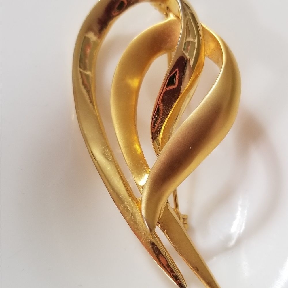 Vintage gold tone pin